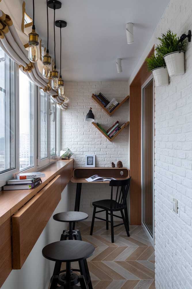Decoração de varanda estreita e comprida com espaço para bancada de refeições, escrivaninha e até plantas