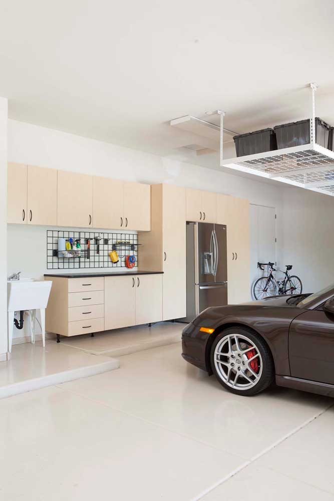 Cerâmica para garagem interna. A cor clara do piso ajuda a ampliar visualmente o espaço