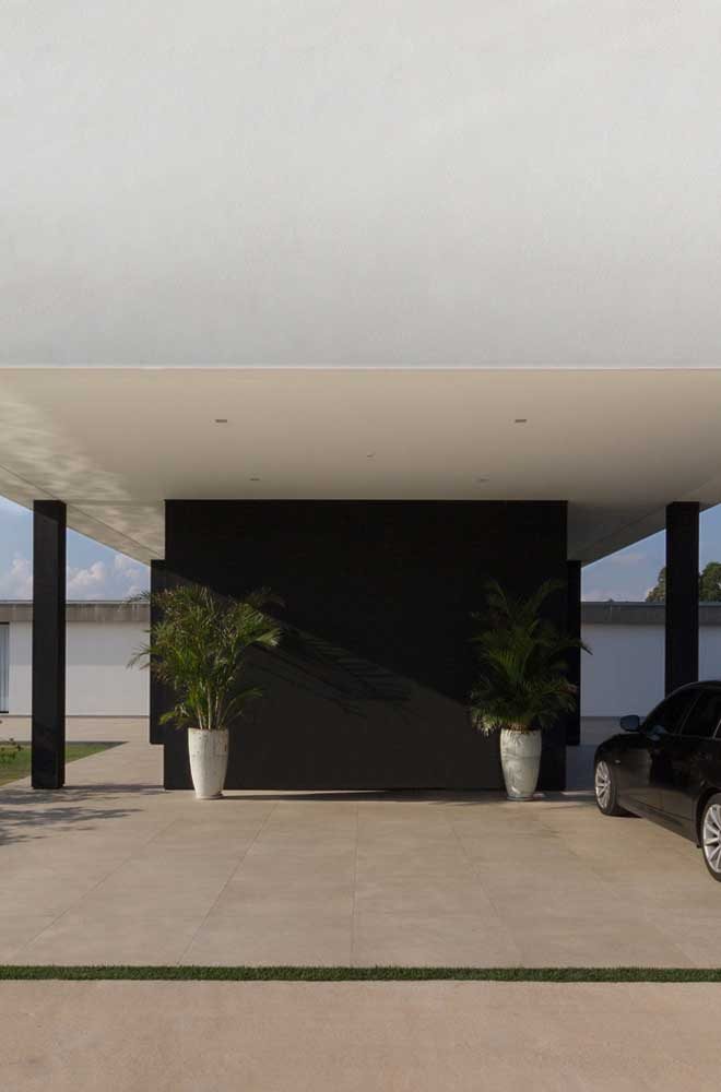 Cerâmica para garagem externa de cor única e visual moderno combinando com a arquitetura da casa