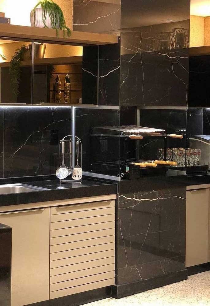 Porcelanato preto marmorizado para cozinha. O realismo das peças impressiona