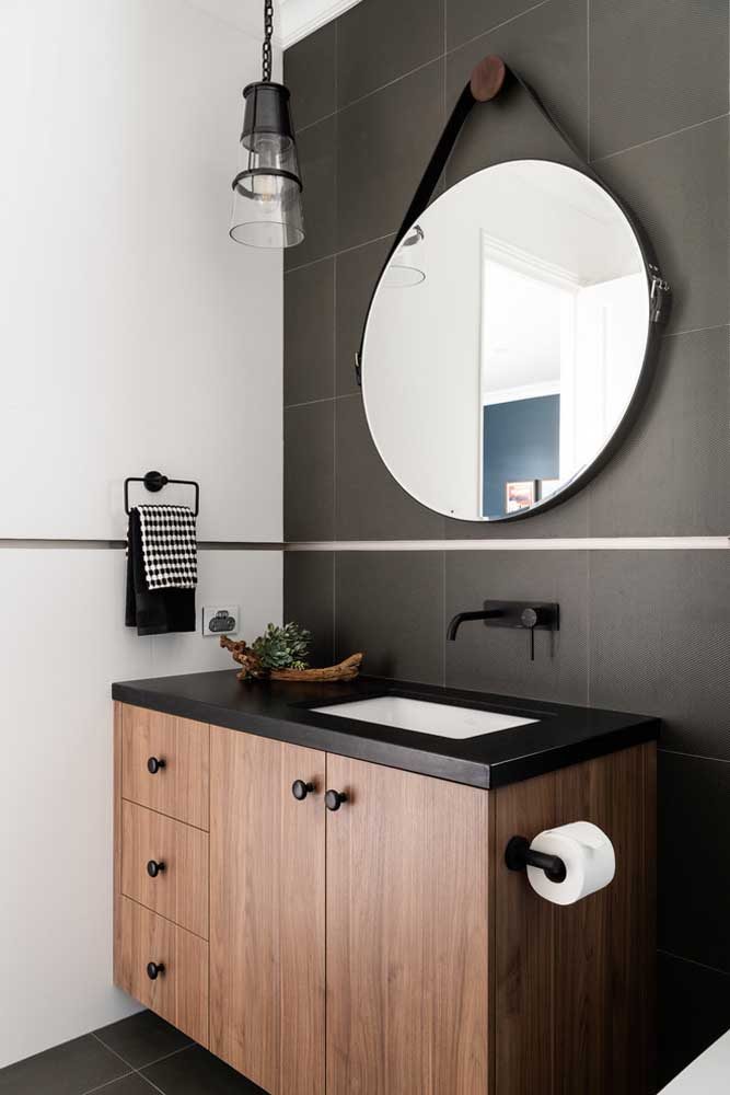 Bancada de porcelanato preto fosco para o banheiro moderno. Repare que o revestimento também foi usado na parede