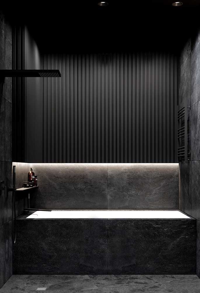 Um banheiro chique e luxuoso como esse não poderia ser de outro material que não fosse o porcelanato preto marmorizado