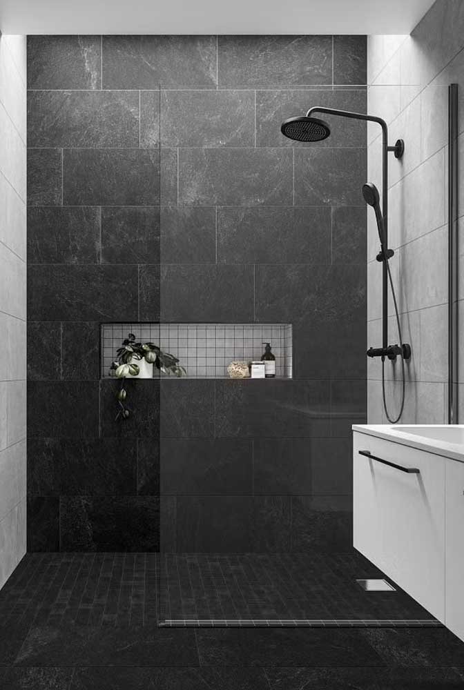Para banheiros e outras áreas molhadas, o ideal é usar porcelanato preto fosco