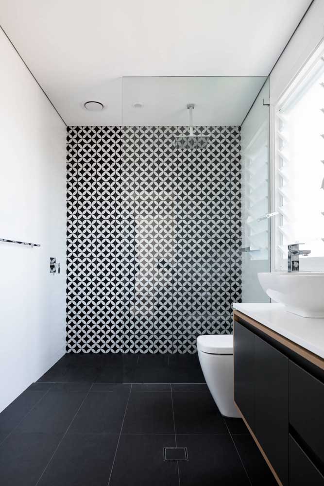 Porcelanato preto acetinado para um banheiro moderno e minimalista