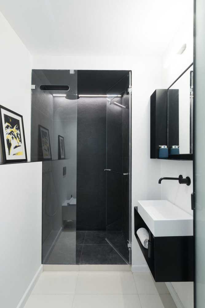 Porcelanato preto e branco para o banheiro. Cada cor em um espaço diferente