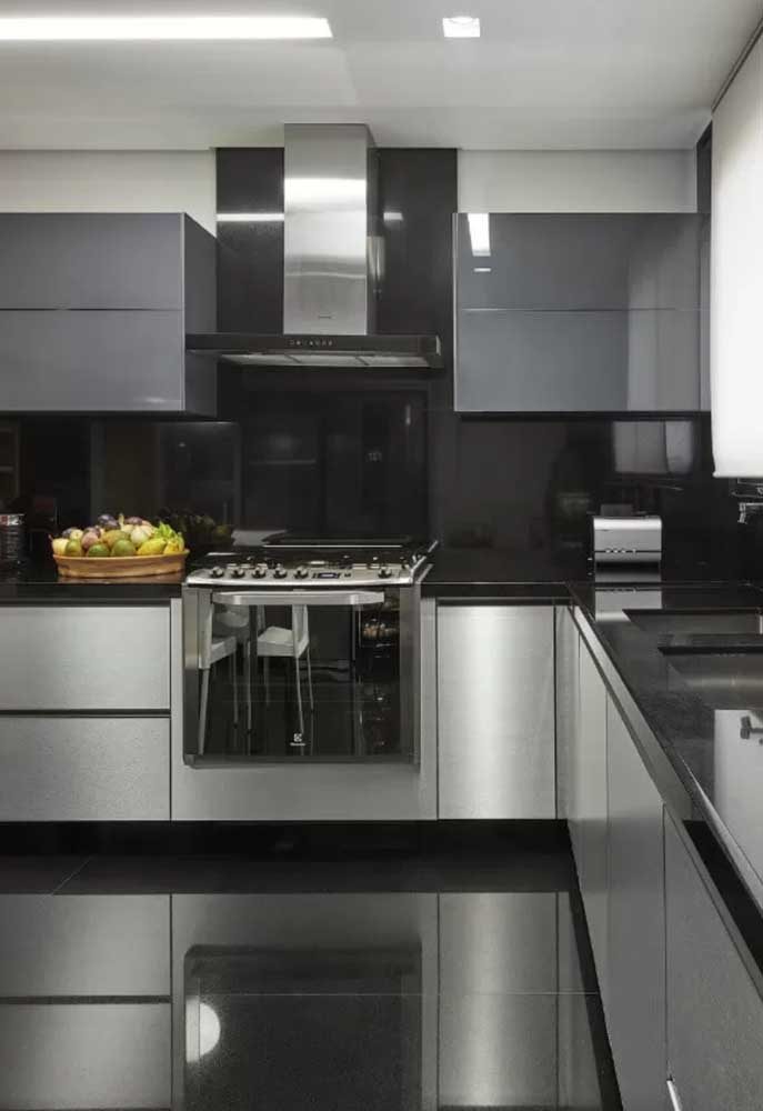 Porcelanato preto polido trazendo brilho e modernidade à cozinha