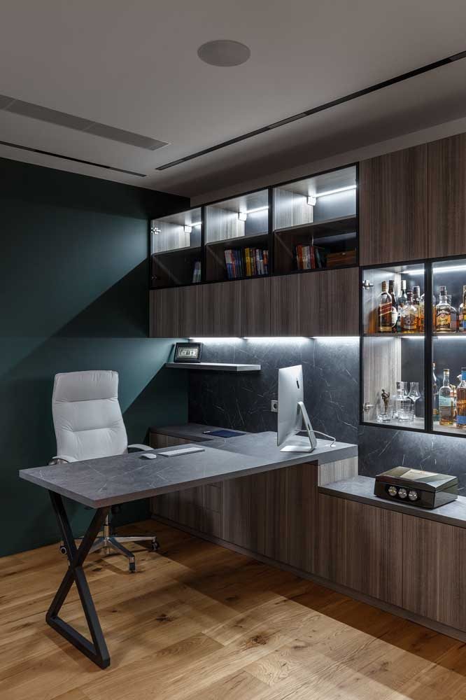 Já nesse outro projeto de escritório planejado, o armário conta com um mini bar
