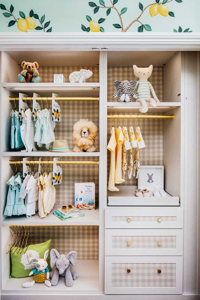 O closet aberto faz parte da decoração do quarto de bebê safari