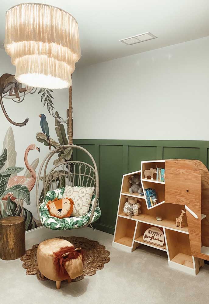 Os móveis de madeira são uma ótima opção para o quarto de bebê tema safari