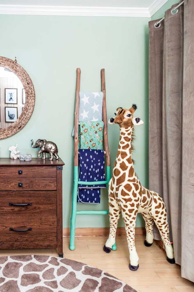 Use adesivos para a decoração do quarto de bebê safari