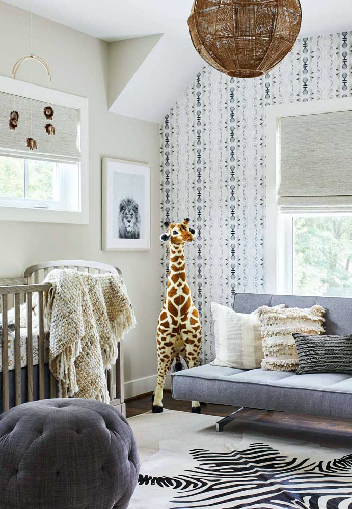 Decoração de quarto de bebê safari em tons neutros e modernos