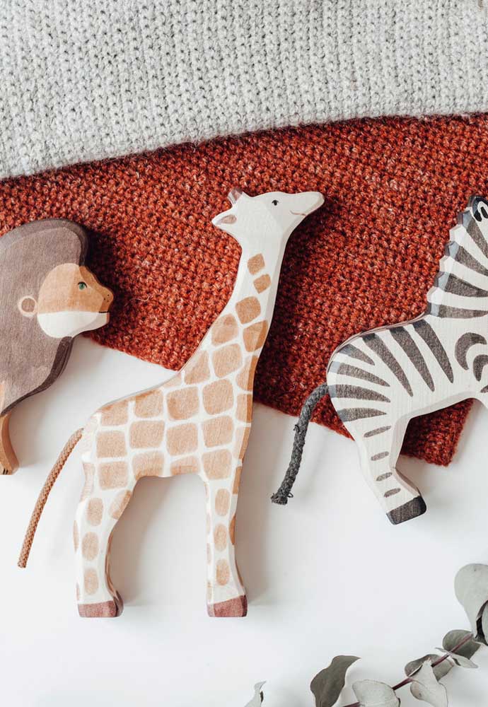 Pequenos animais em madeira são o charme dessa decoração com tema safari