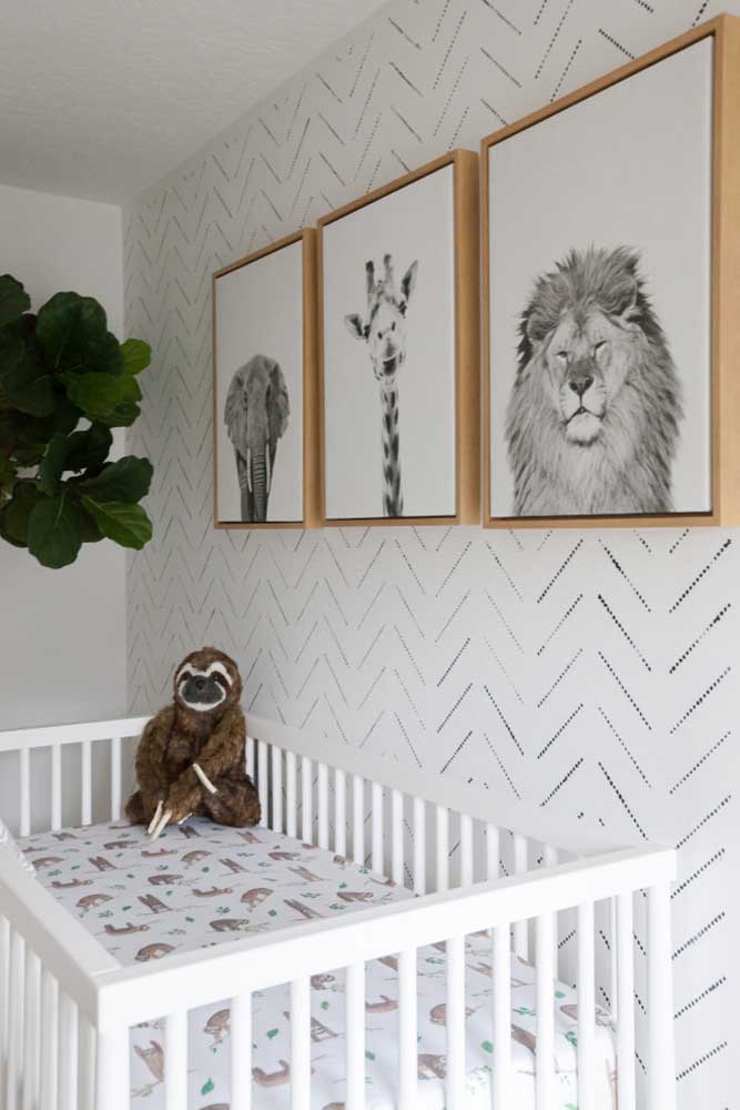 Os quadros não podem faltar na decoração do quarto de bebê safari