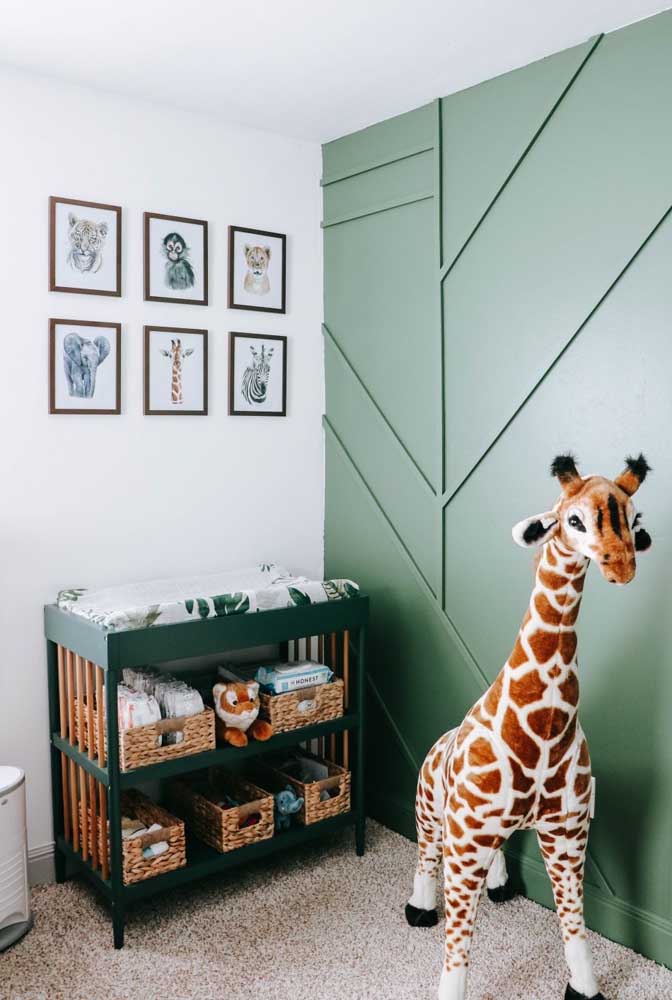 Quarto de bebê tema safari verde e branco com detalhes em palha