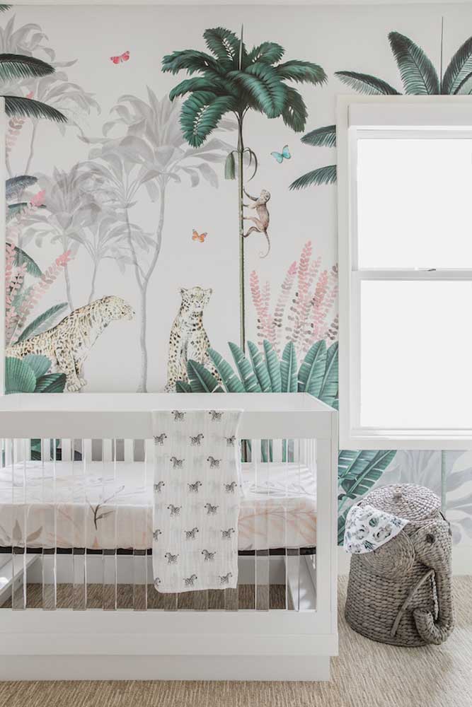 Papel de parede e tapete de sisal na decoração do quarto de bebê safari moderno