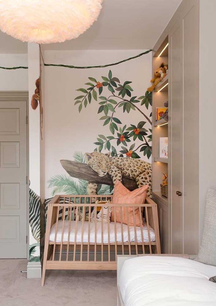 Aqui, o papel de parede é o responsável por toda decoração do quarto de bebê safari feminino