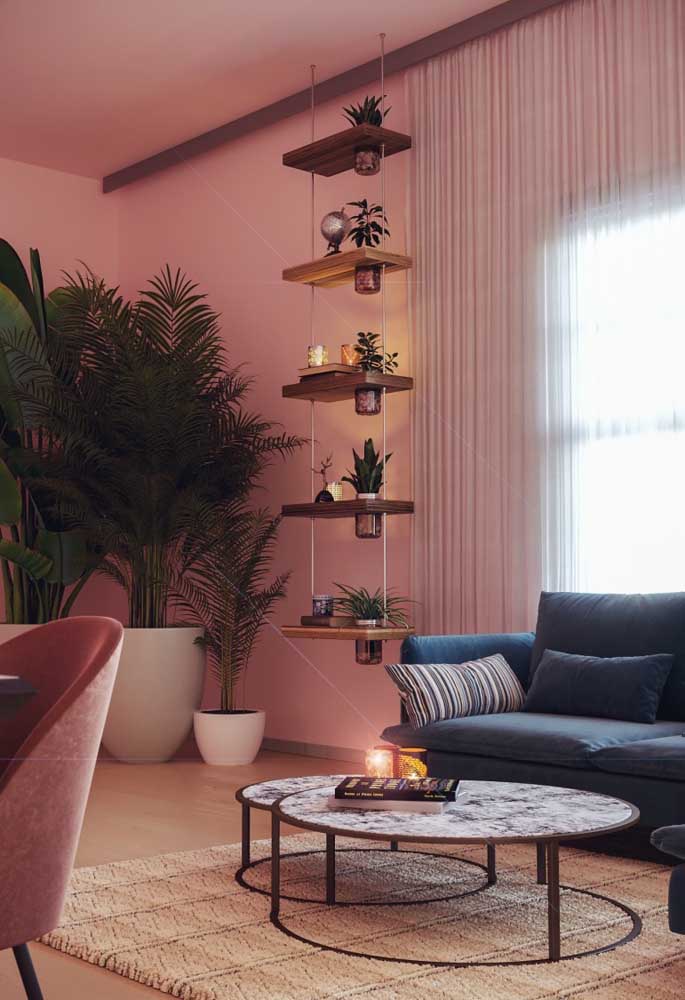 Decoração de sala rosa aconchegante e acolhedora com destaque para o contraste do sofá azul
