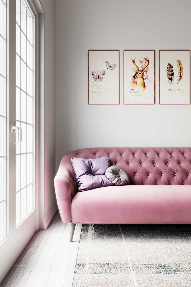 Mas se preferir algo mais neutro, aposte apenas na sala com sofá rosa