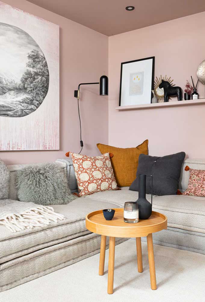 Sala rosa e cinza para quem deseja investir em uma sala moderna e longe de clichês românticos 