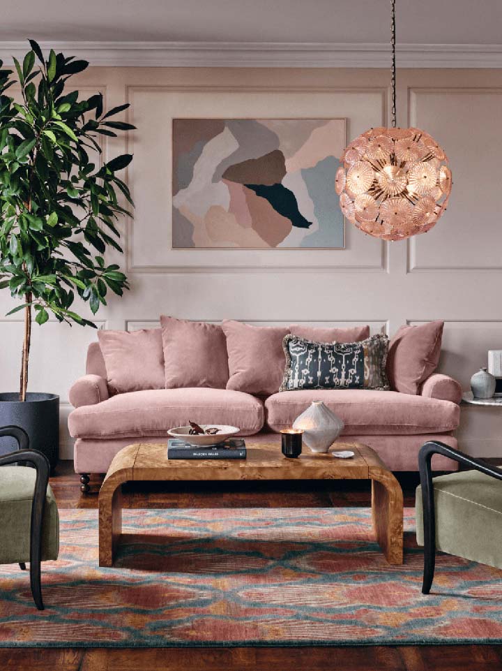 Sala com sofá rosa de veludo para combinar com a decoração clássica
