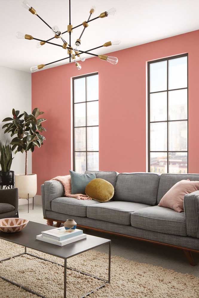 Já a sala rosa e cinza garante um toque mais moderno e neutro à decoração