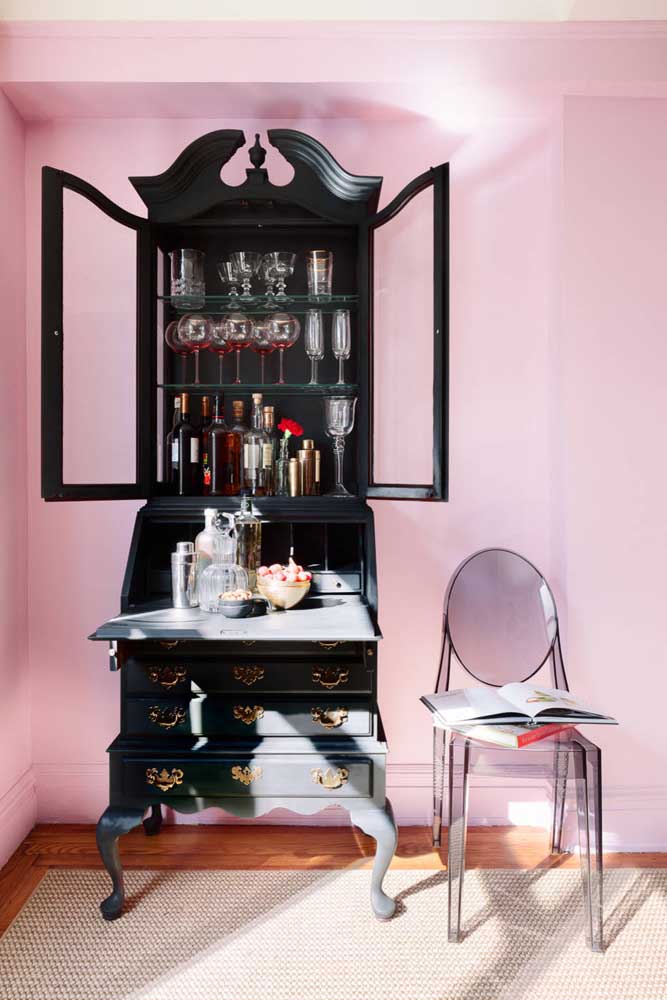 Chiquérrima, a sala rosa e preto é outra tendência na decoração de interiores 