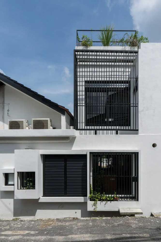 O clássico branco e preto são as cores dessa fachada de casa popular