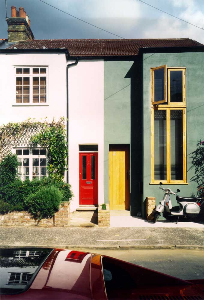 Invista em portas coloridas para uma fachada de casa popular original e criativa 