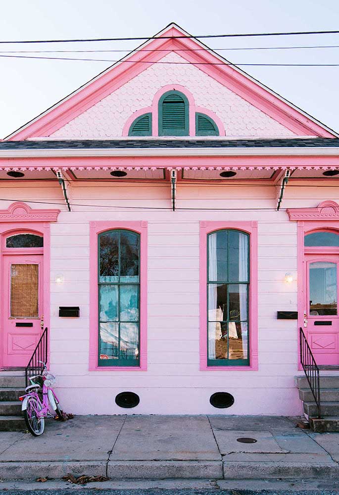 E o que acha de uma fachada de casa popular cor de rosa?