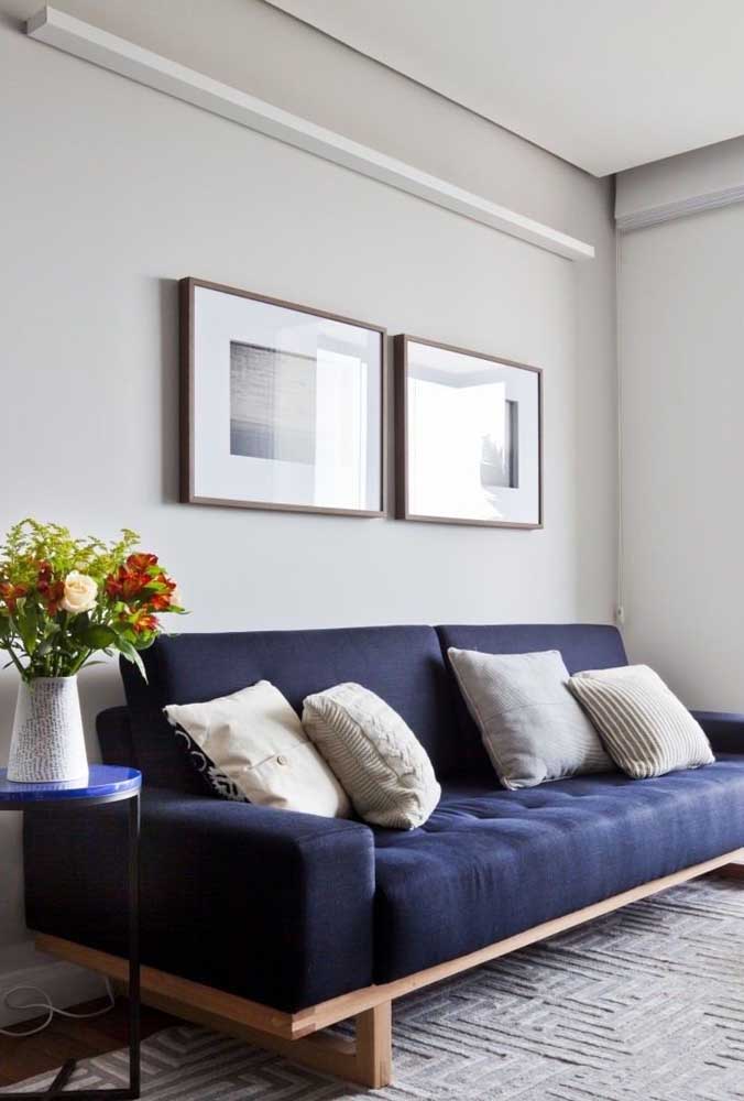 O charme desse sofá azul marinho 2 lugares é a sua estrutura de madeira