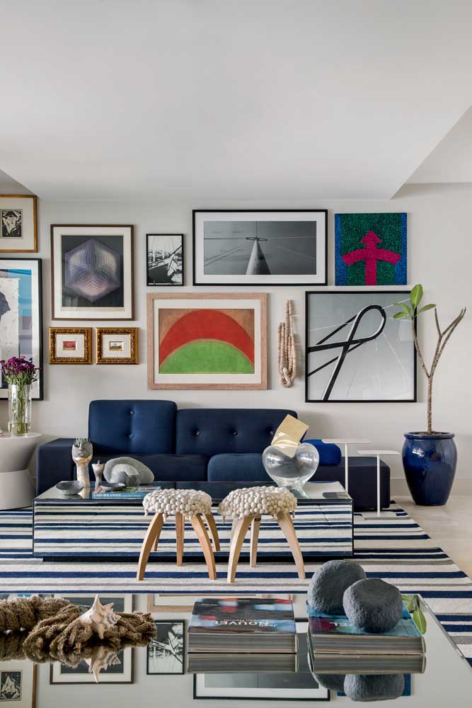 Salas modernas ficam incríveis com o sofá azul marinho