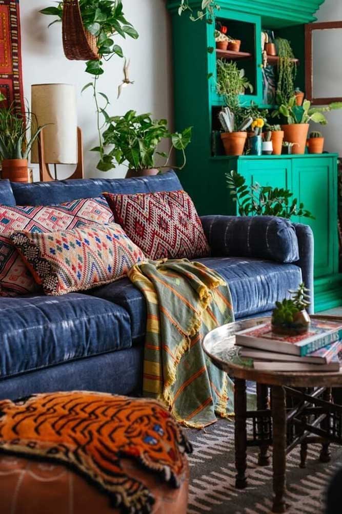 Já nessa sala rustica, o sofá azul marinho combina com o armário verde