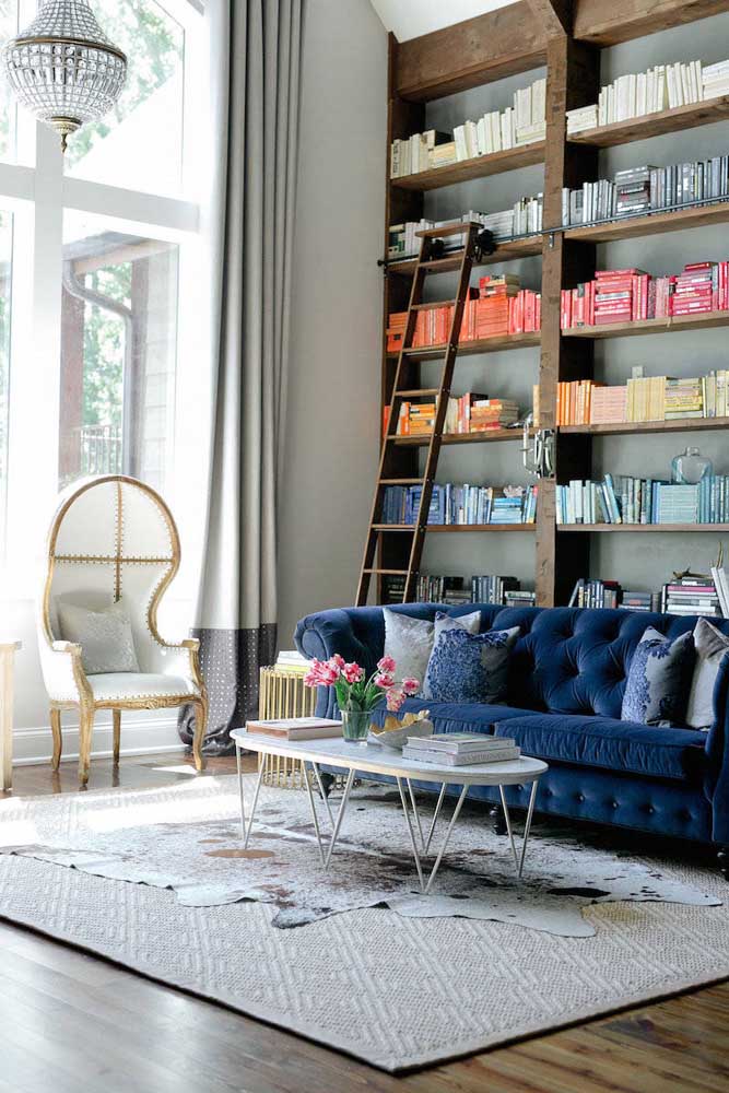 Decoração com sofá azul marinho em estilo clássico e luxuoso