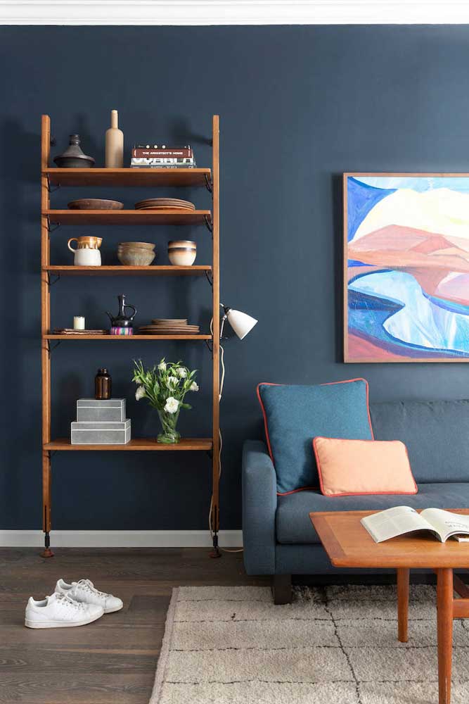 E se você pintar a parede de azul marinho seguindo a cor do sofá?