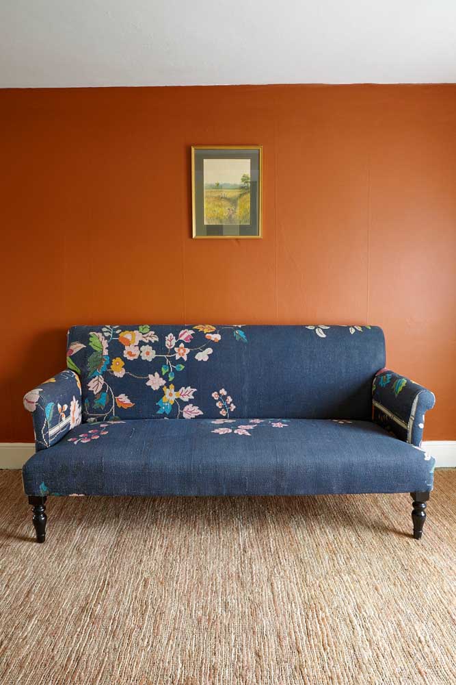 Já viu um sofá azul marinho mais estiloso do que esse?