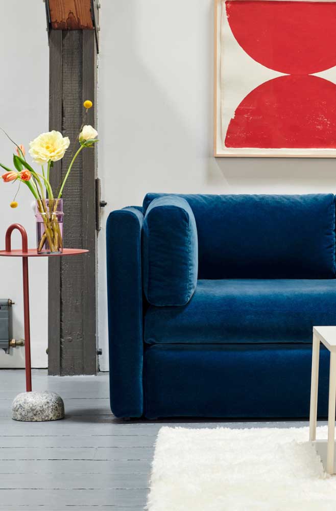 O veludo confere ainda mais sofisticação ao sofá azul marinho