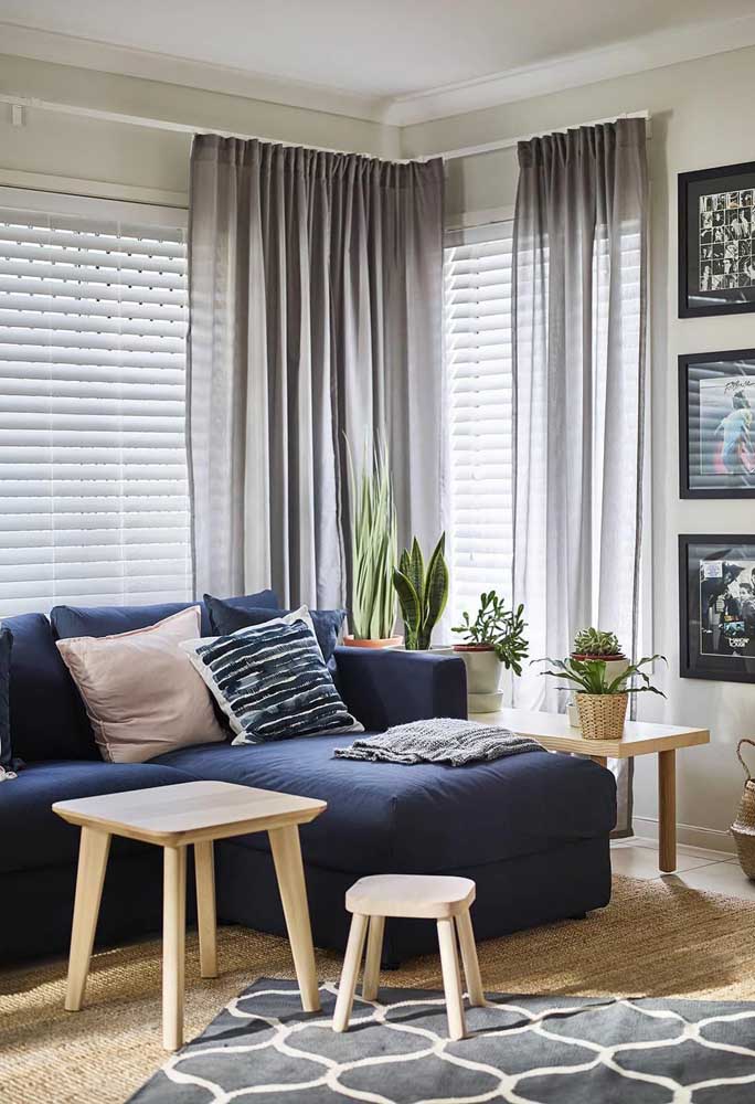 O sofá retrátil azul marinho é ideal para quem gosta de assistir TV na sala