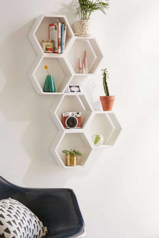 Composição de nichos hexagonais na parede da sala. Uma das queridinhas do momento