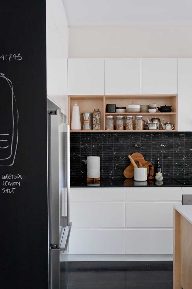 Planeje o armário da cozinha com a composição de nichos embutida