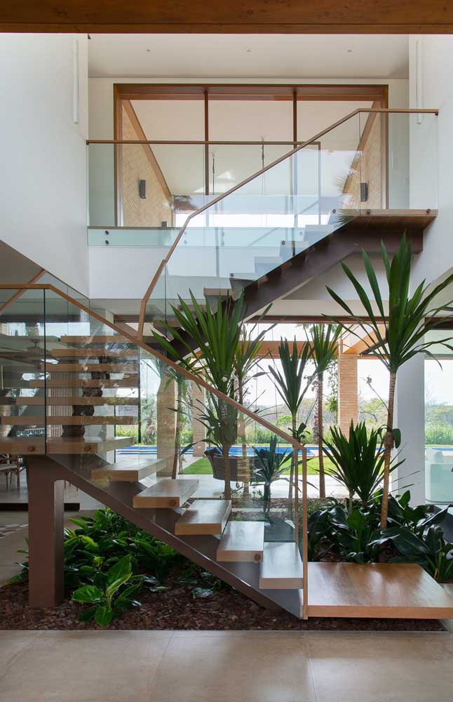 O espaço amplo permite o cultivo de plantas maiores embaixo da escada