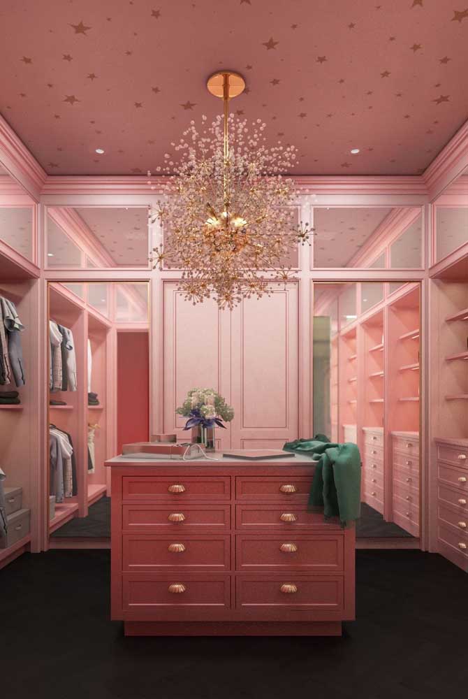 Já pensou em ter um closet luxuoso feminino todo em cor de rosa? Um verdadeiro luxo!
