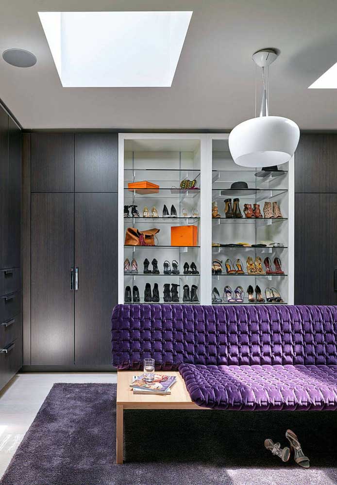 Aqui, o closet luxuoso feminino traz um espaço exclusivo só para expor os sapatos