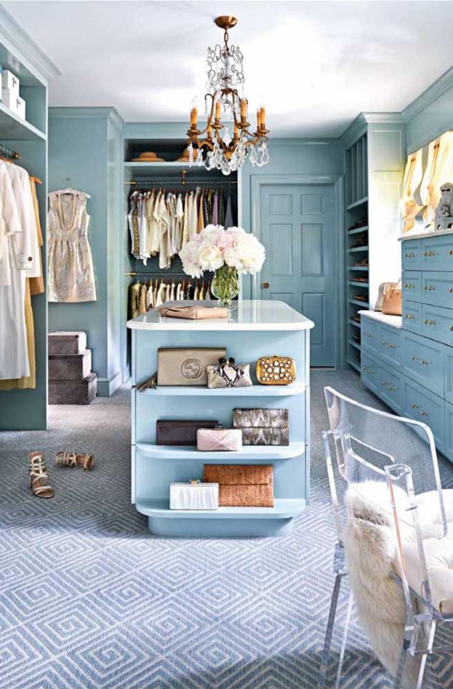 E o que acha de relaxar um pouquinho dentro de um closet luxuoso feminino em tons de azul?