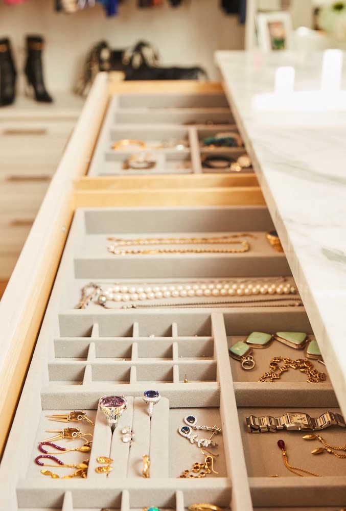 Na hora de planejar o closet luxuoso, separe um espaço só para as joias 