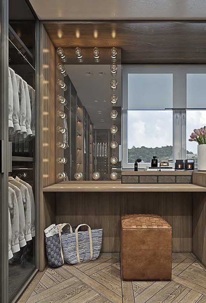 Closet luxuoso grande com penteadeira e janela ampla para garantir a circulação de ar