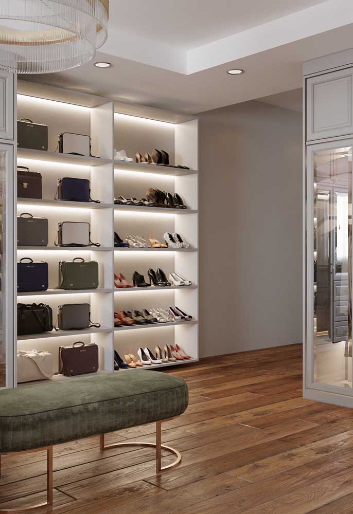 Planeje o closet luxuoso feminino de acordo com as suas necessidades. Esse aqui, por exemplo, tem um armário especial só para as bolsas