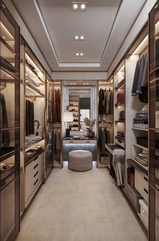 Com a ajuda de um arquiteto você consegue ter um closet luxuoso mesmo em um espaço pequeno
