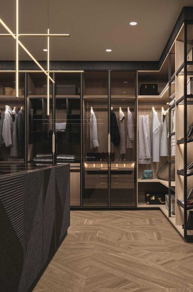 A madeira dos armários e do piso deixa o closet luxuoso confortável e aconchegante