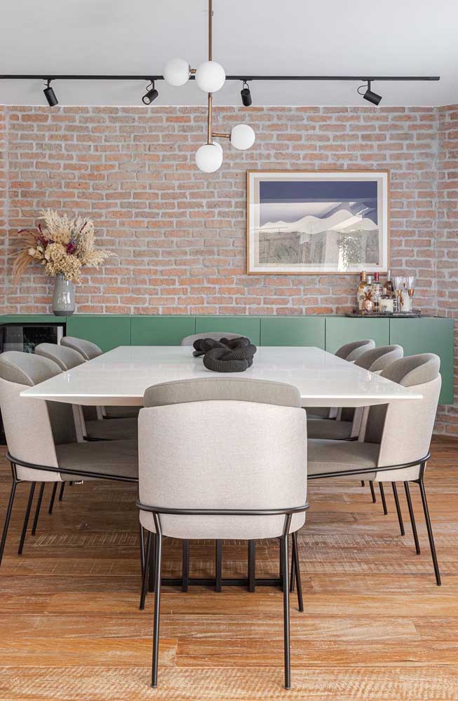 Mas se a intenção é destacar o buffet para sala de jantar, escolha uma cor que contraste com a parede 