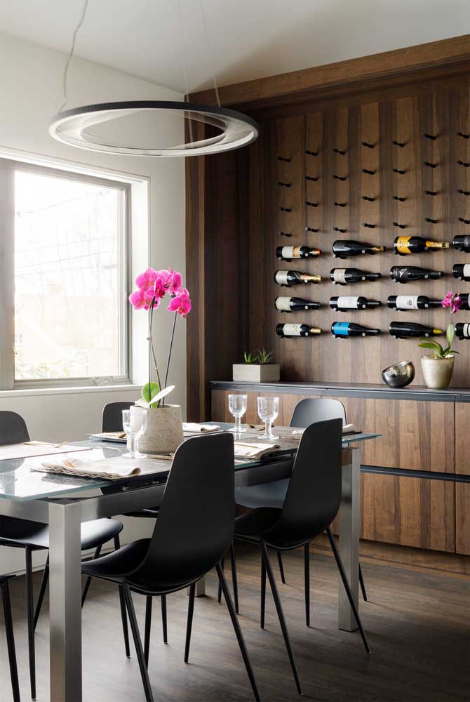 Buffet grande para sala de jantar planejado com espaço para expor as garrafas de vinho